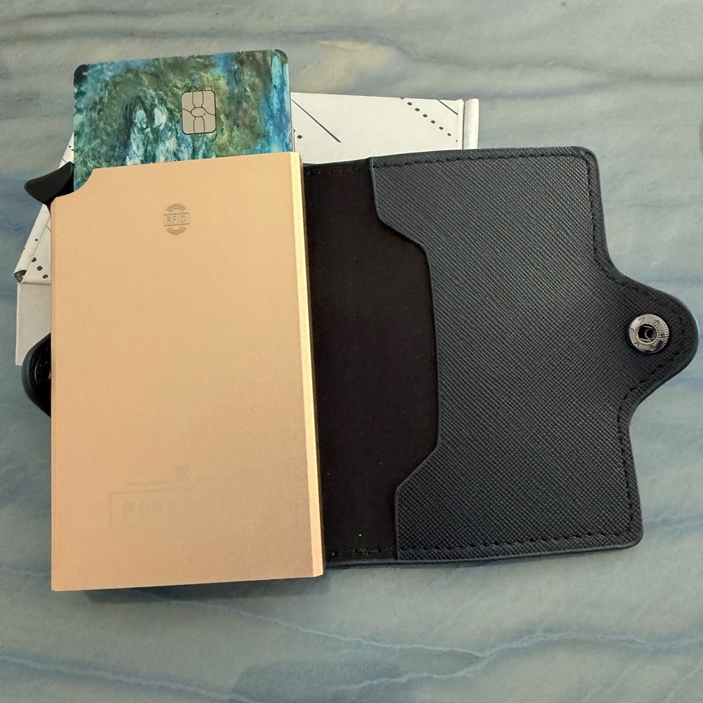 Black and Metal Card Holder “Moneyhold”